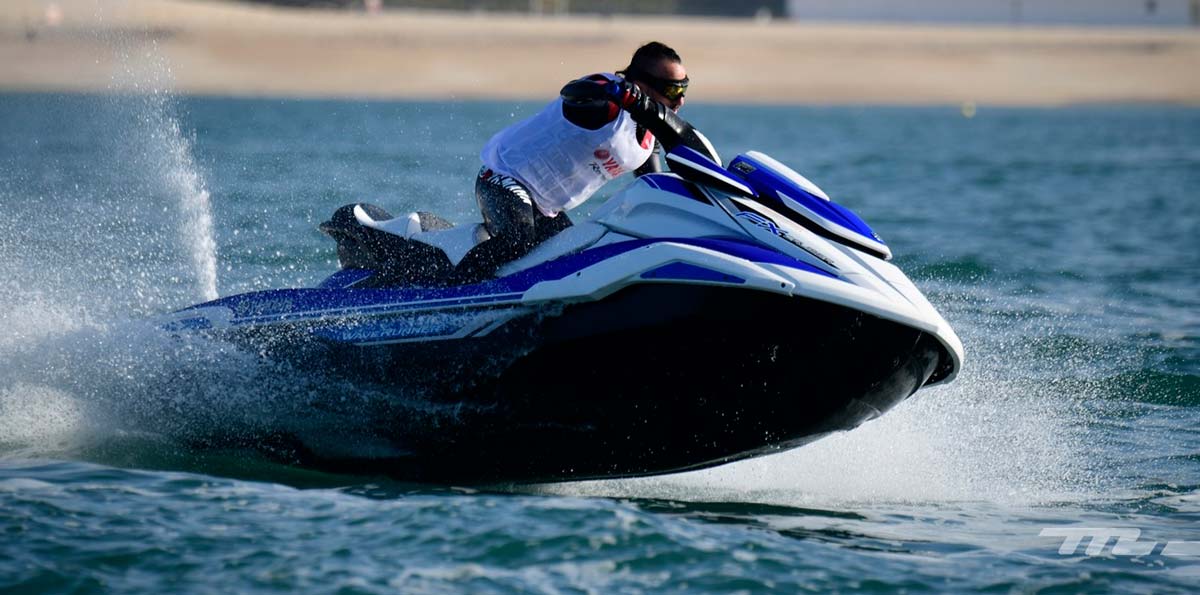 chico pilotando moto de agua en puerto de barcelona